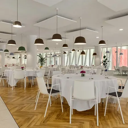 Отель H4 Wyndham Paris Pleyel Сен-Дени
